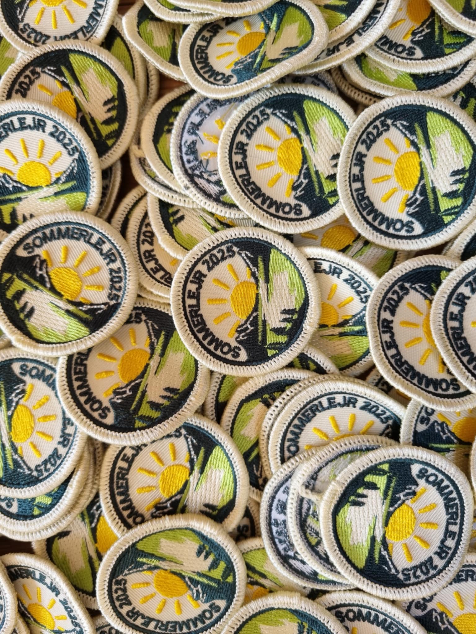 Photo of summercamp patches from Mærkeriet.dk